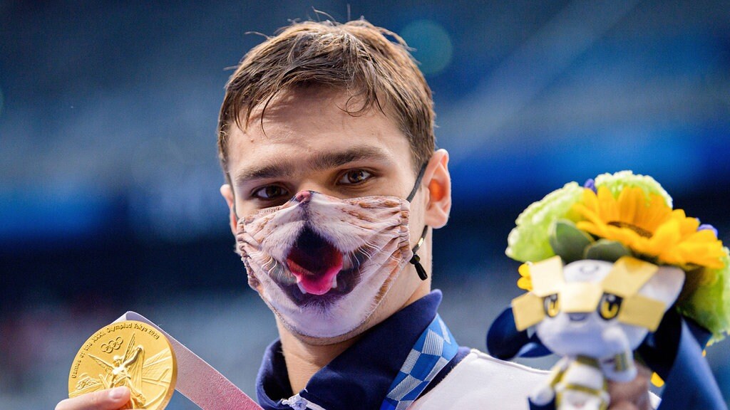 Zwei Russische Mädchen Spielen Mit Starker Mann Zwei Russische Mädchen Spielen Mit Starker Mann